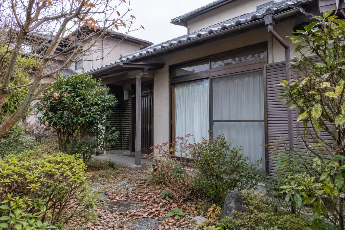 庭木のある古い日本の戸建て住宅の外観を描いた生成イメージ