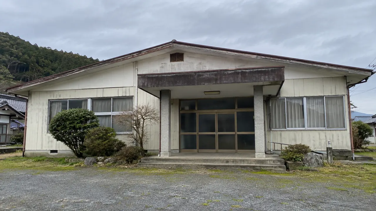 地方の古い公共施設のような平屋建物を描いた説明用生成写真