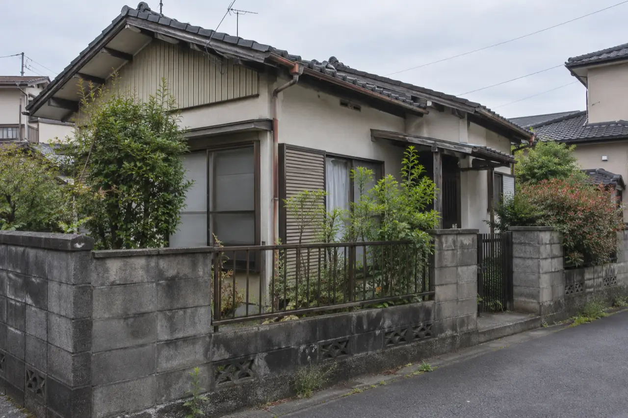 公道側から見た古い日本の戸建住宅の外観を描いた説明用生成写真