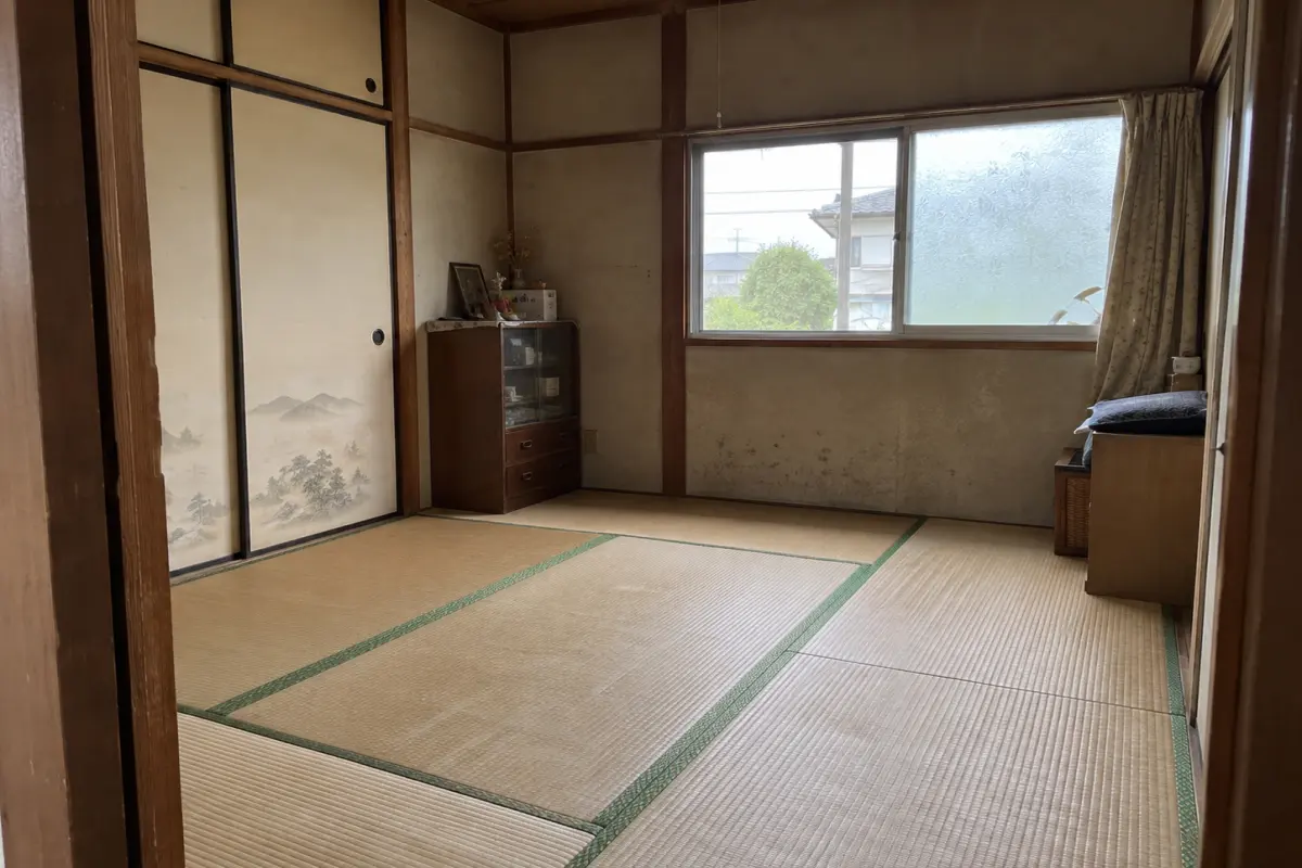 古い日本の戸建て住宅の和室で壁、襖、床の全体が見える説明用生成写真