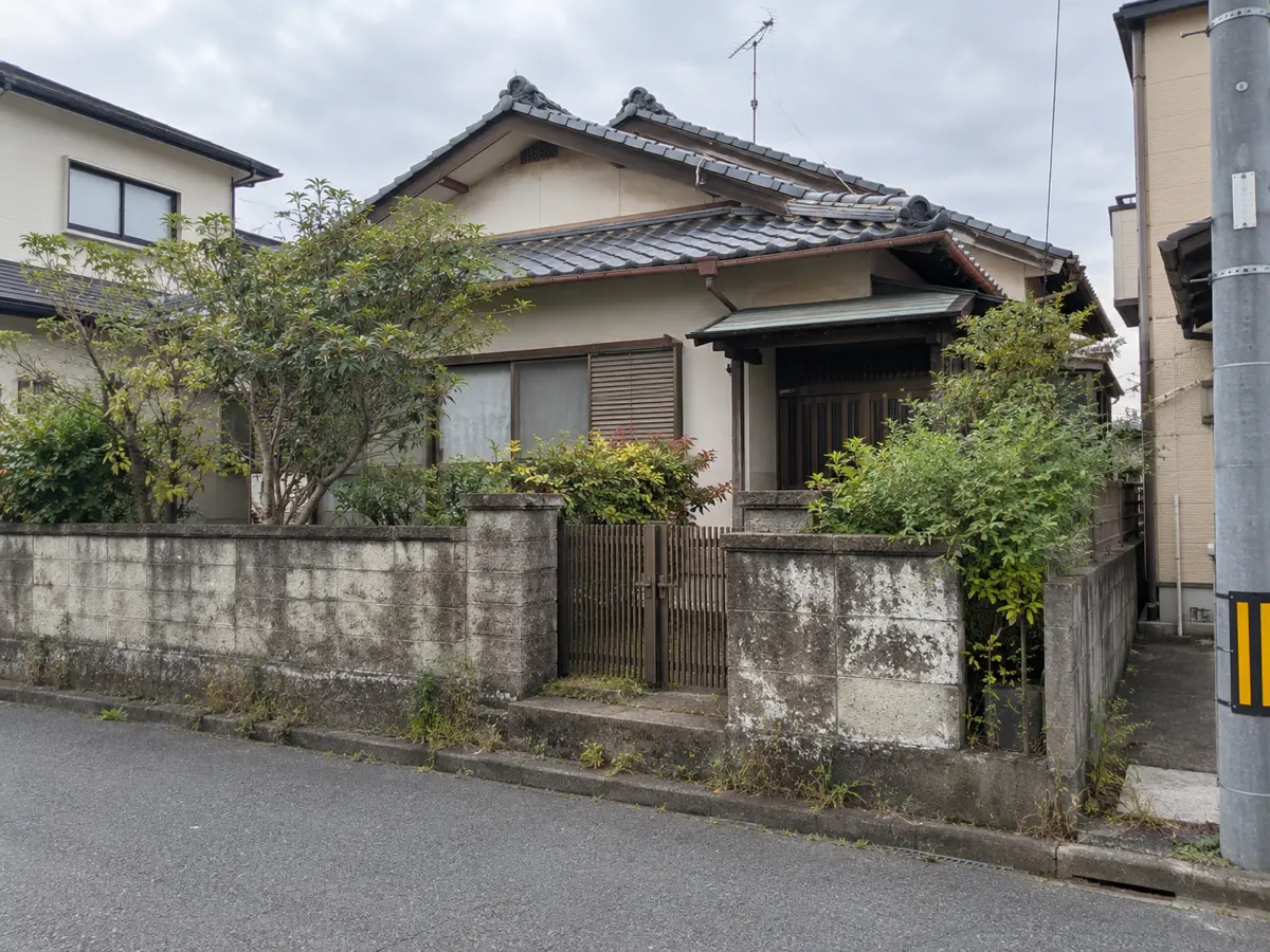 道路側から見た古い日本の住宅と庭木を描いた現地記録の参考イメージ