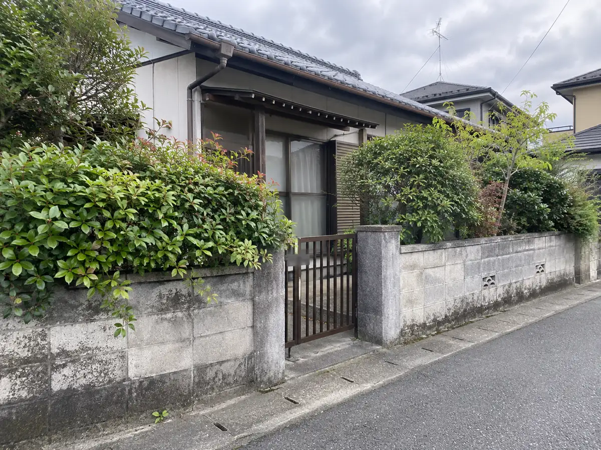 古い家の門と庭木を道路側から見た検索説明用の参考イメージ