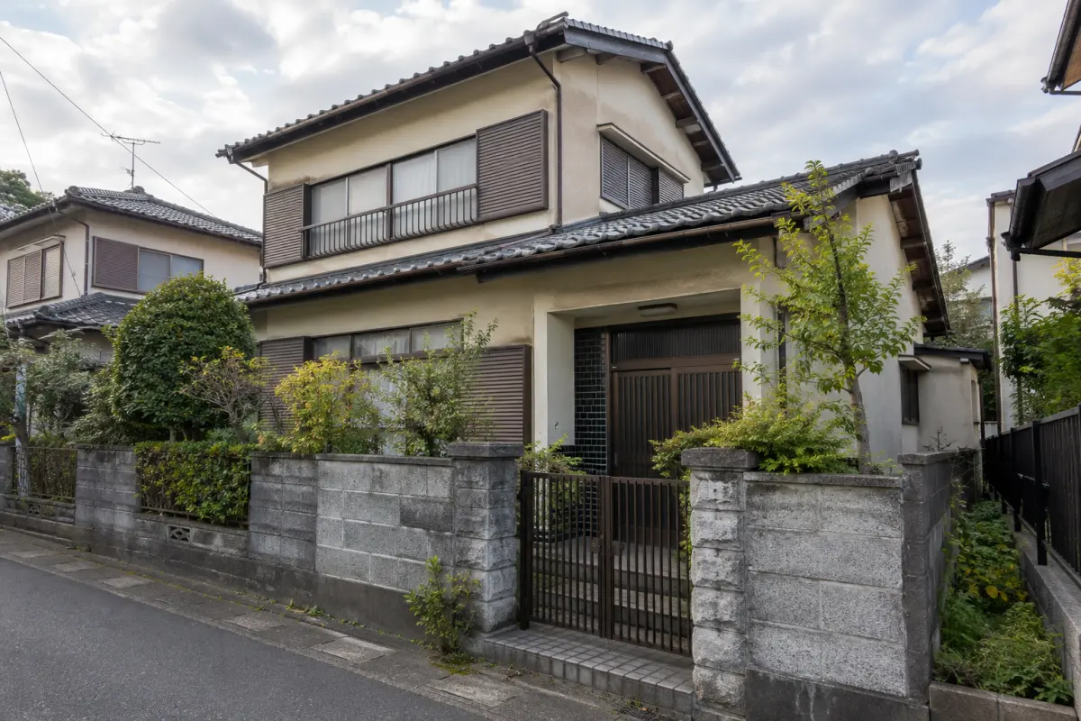 門と庭木のある古い日本の戸建て住宅を道路側から見た説明用生成写真