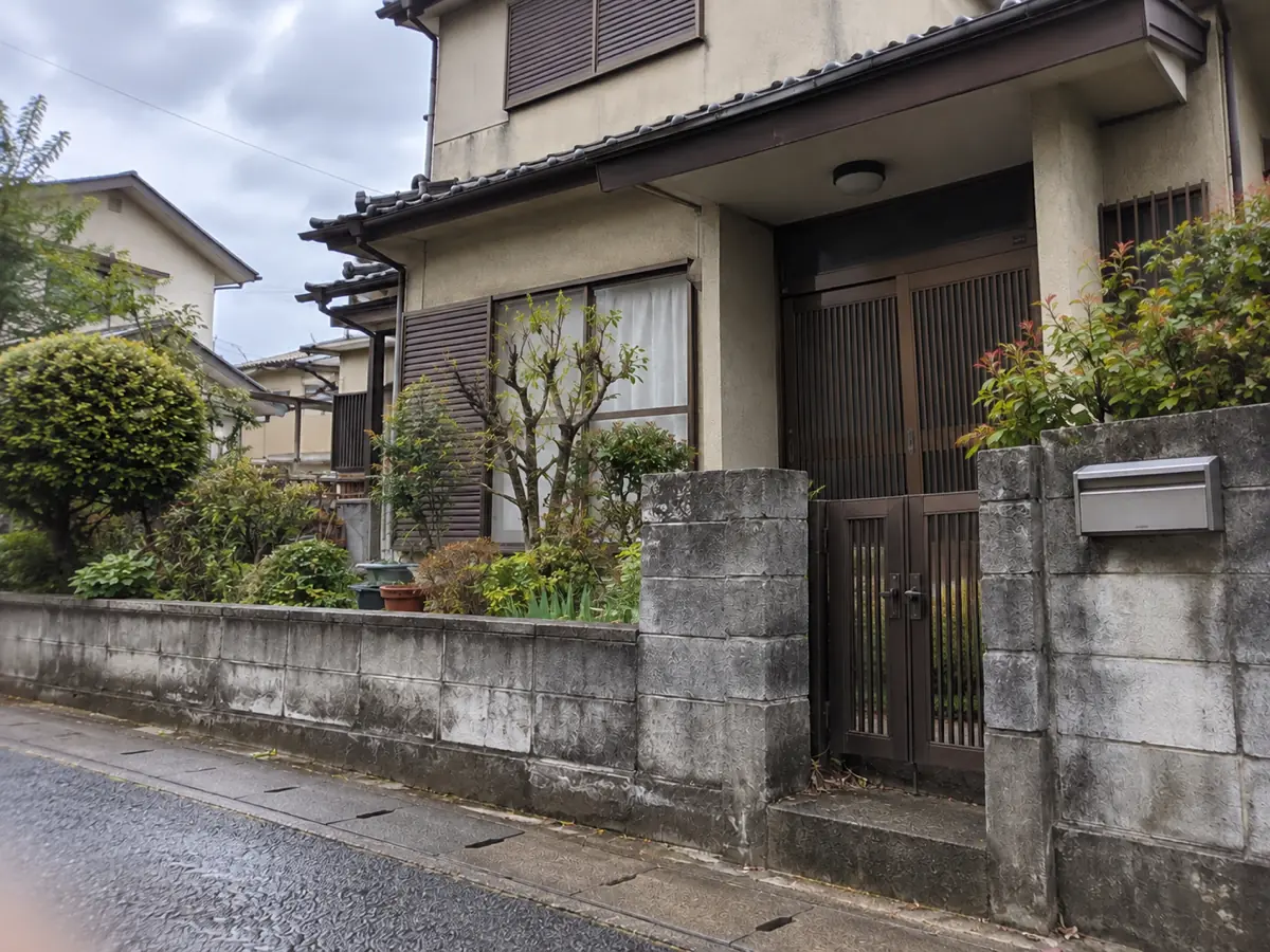 塀と郵便受け、庭木のある古い日本の住宅の入口を描いた編集用の生成写真