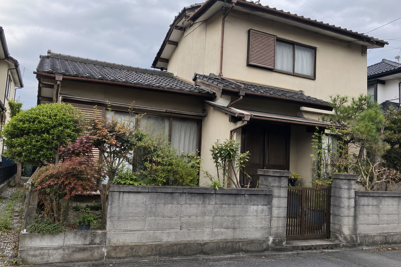 道路から見た古い日本の戸建て住宅を描いた説明用の生成画像