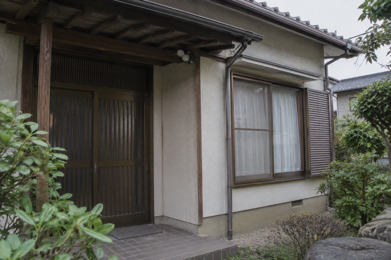 日本住宅の玄関と窓を描いた防犯の編集用イメージ