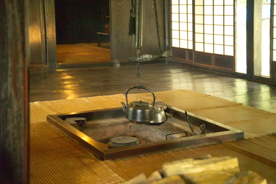 囲炉裏とやかんが写る伝統的な日本家屋の室内の実写真